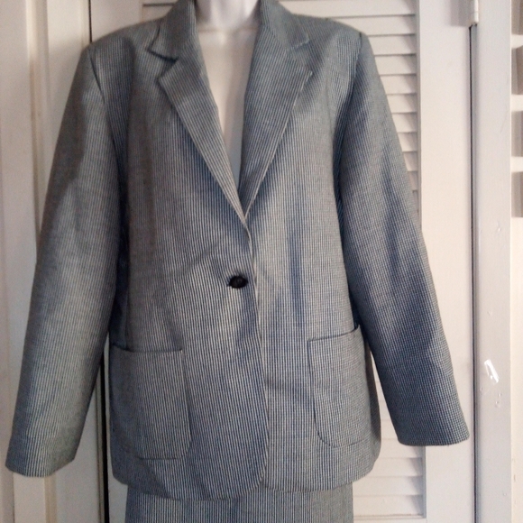 SIZE 10, VINCI CLOTHIERS 2 PIECE SUIT - Picture 3 of 14